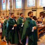 Le nouveau Curé de Sainte Marguerite au Vésinet reçoit les clés de l’église