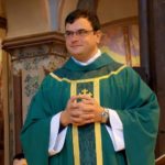 Le nouveau Curé de Sainte Marguerite au Vésinet reçoit les clés de l’église